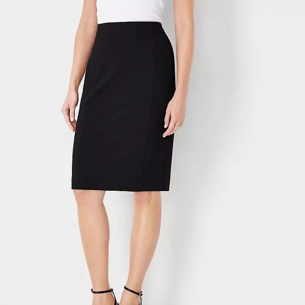 Ann Taylor - The Seamed Pencil Skirt in Seasonless Stretch - Black